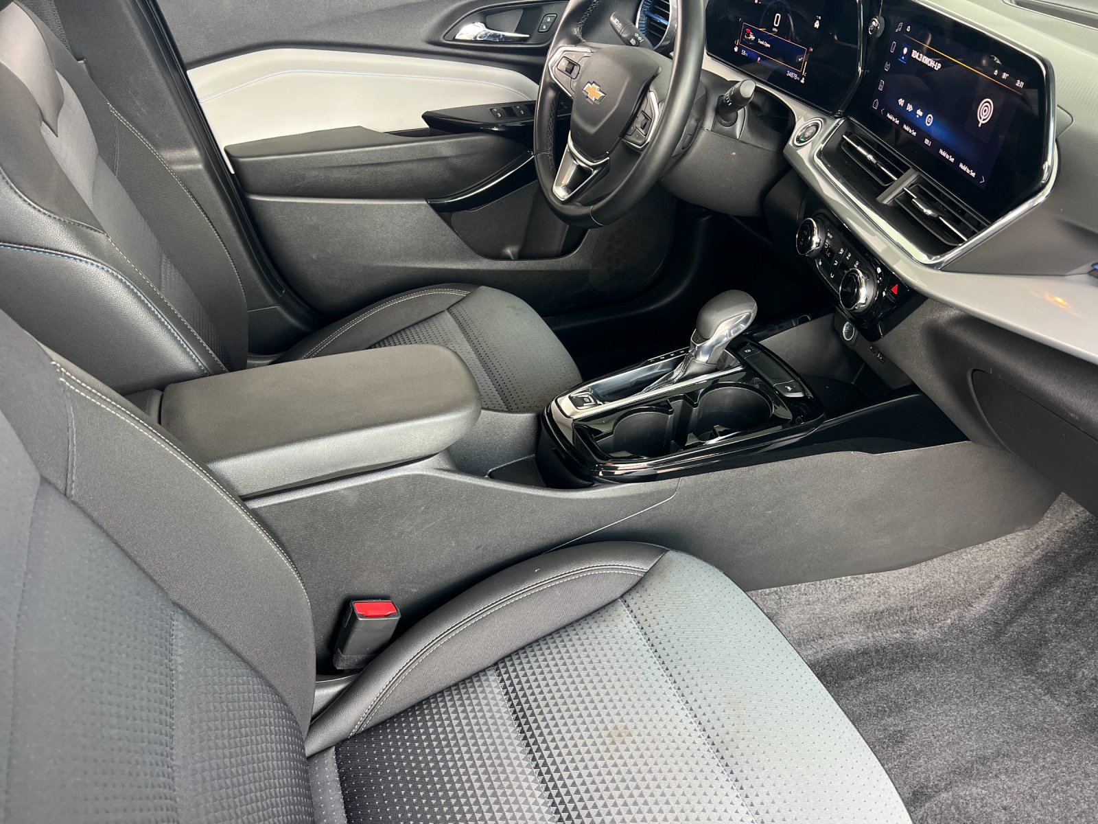 Used 2025 Chevrolet Trax LT w/ LT Convenience Package FWD image 14