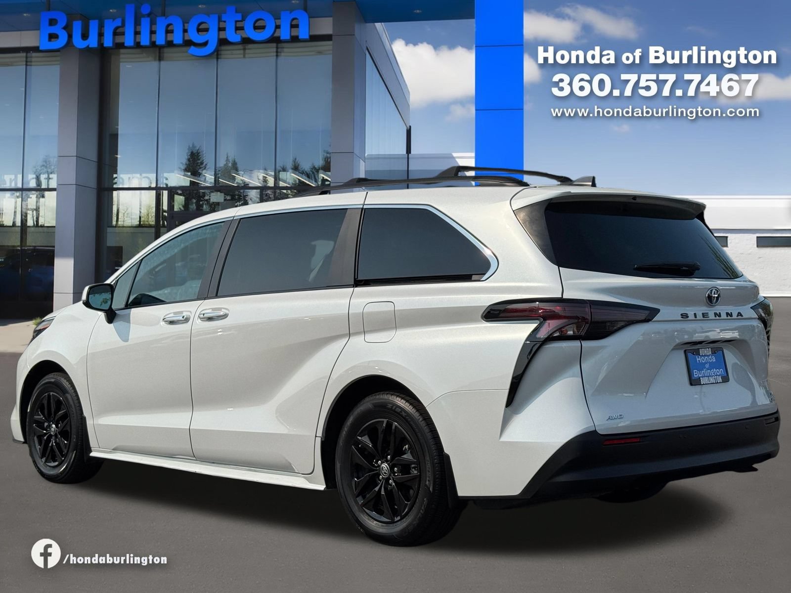 Used 2024 Toyota Sienna XLE w/ XLE Plus Package AWD/4WD image 4