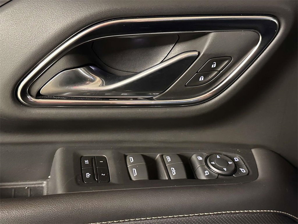 Used 2024 GMC Yukon SLT w/ SLT Luxury Package image 12