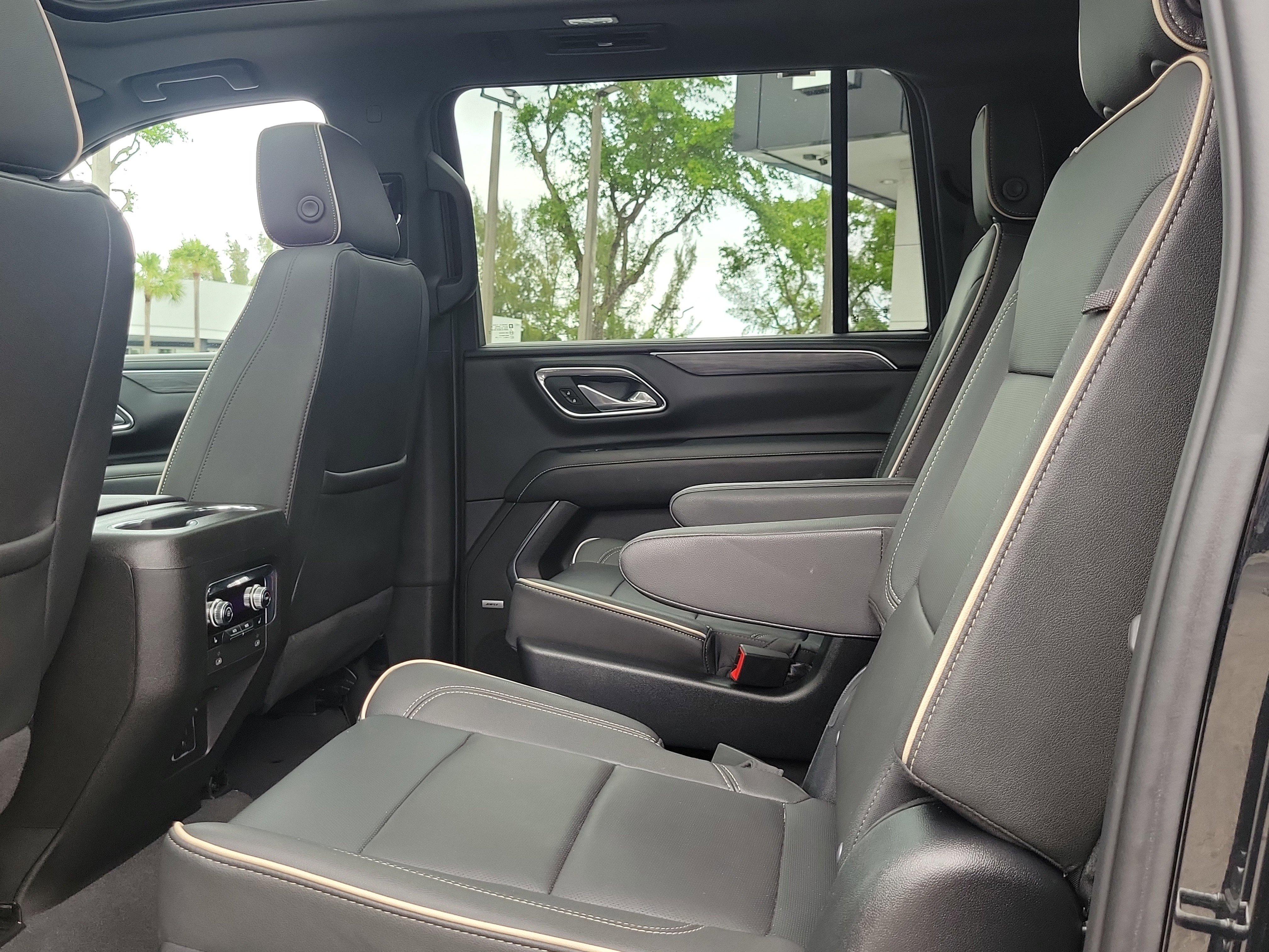 Used 2023 GMC Yukon XL SLT w/ SLT Premium Package AWD/4WD image 14