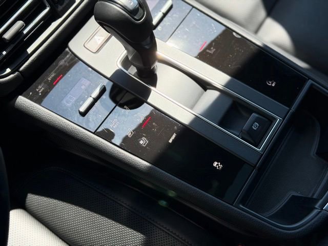 Used 2025 Porsche Macan AWD/4WD image 46