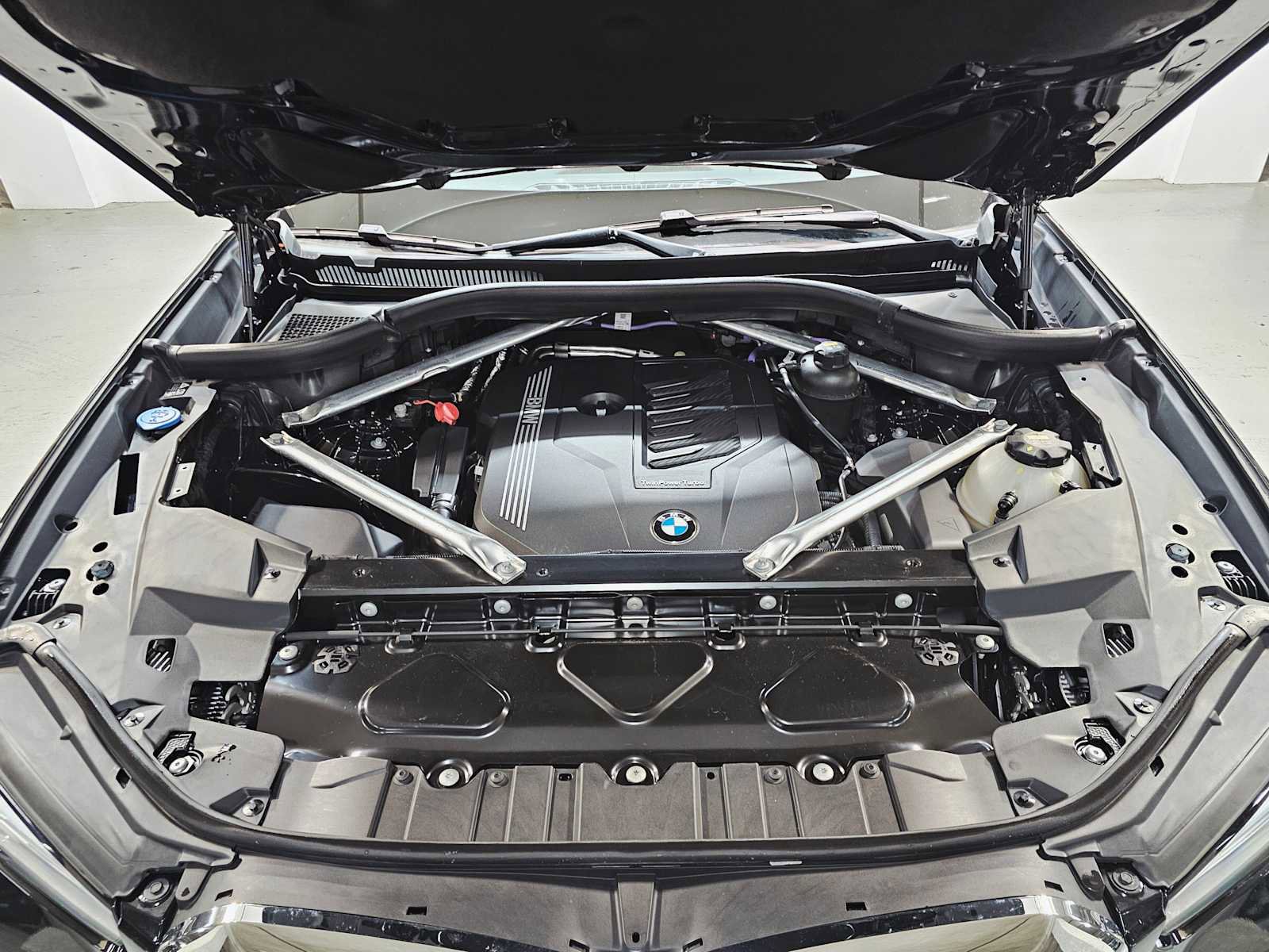 Used 2022 BMW X5 xDrive40i w/ Parking Assistance Package image 9