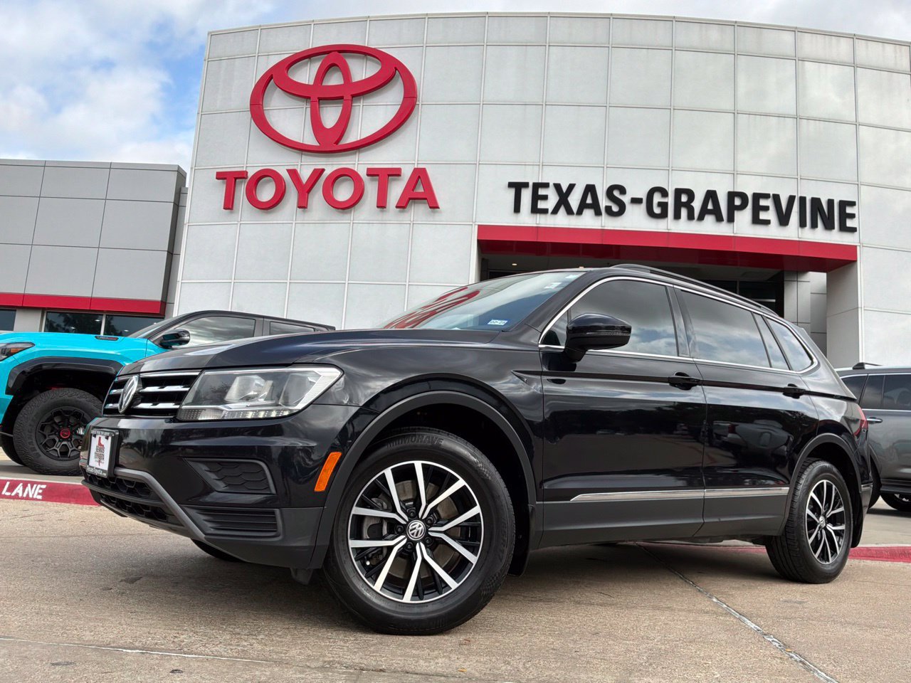 Used 2021 Volkswagen Tiguan SE FWD image 2