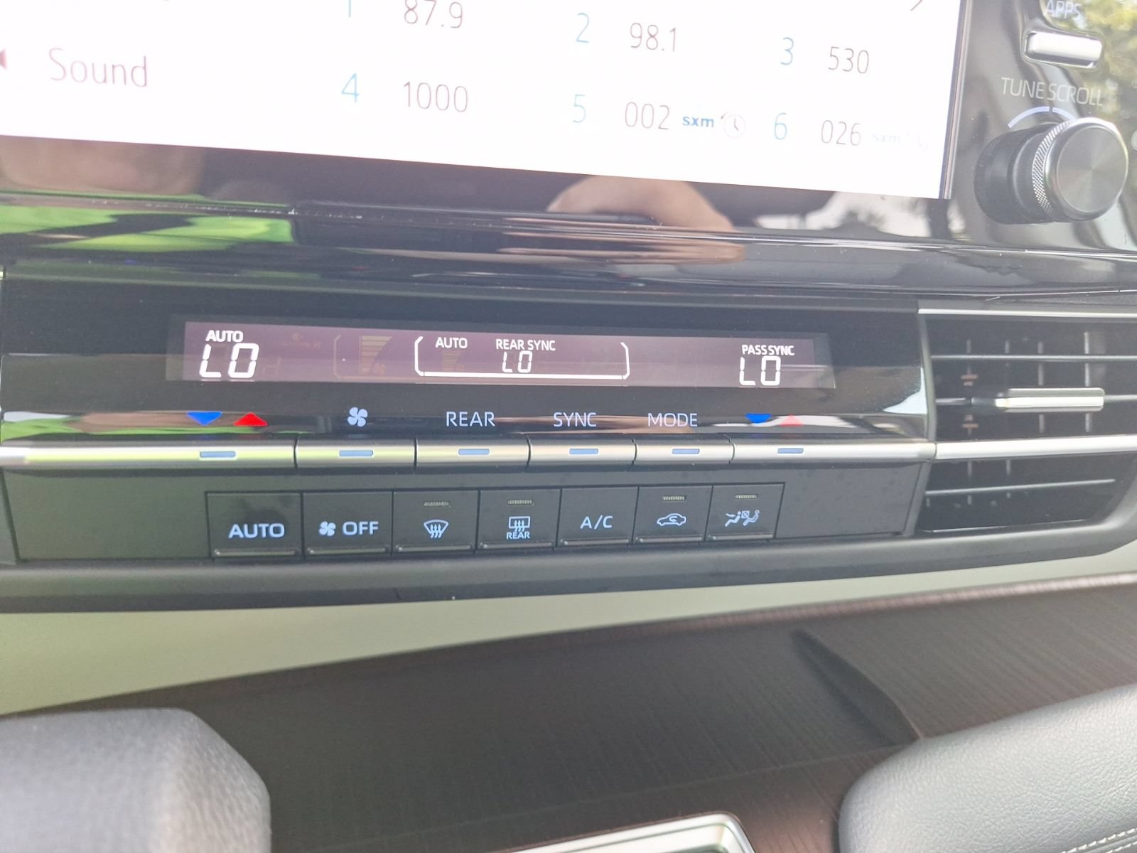 Used 2024 Toyota Sienna LE FWD image 25