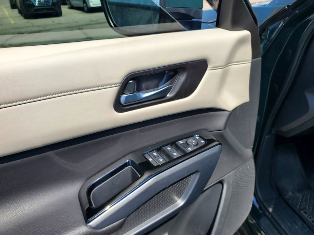 Used 2023 Nissan Pathfinder SL AWD/4WD image 16