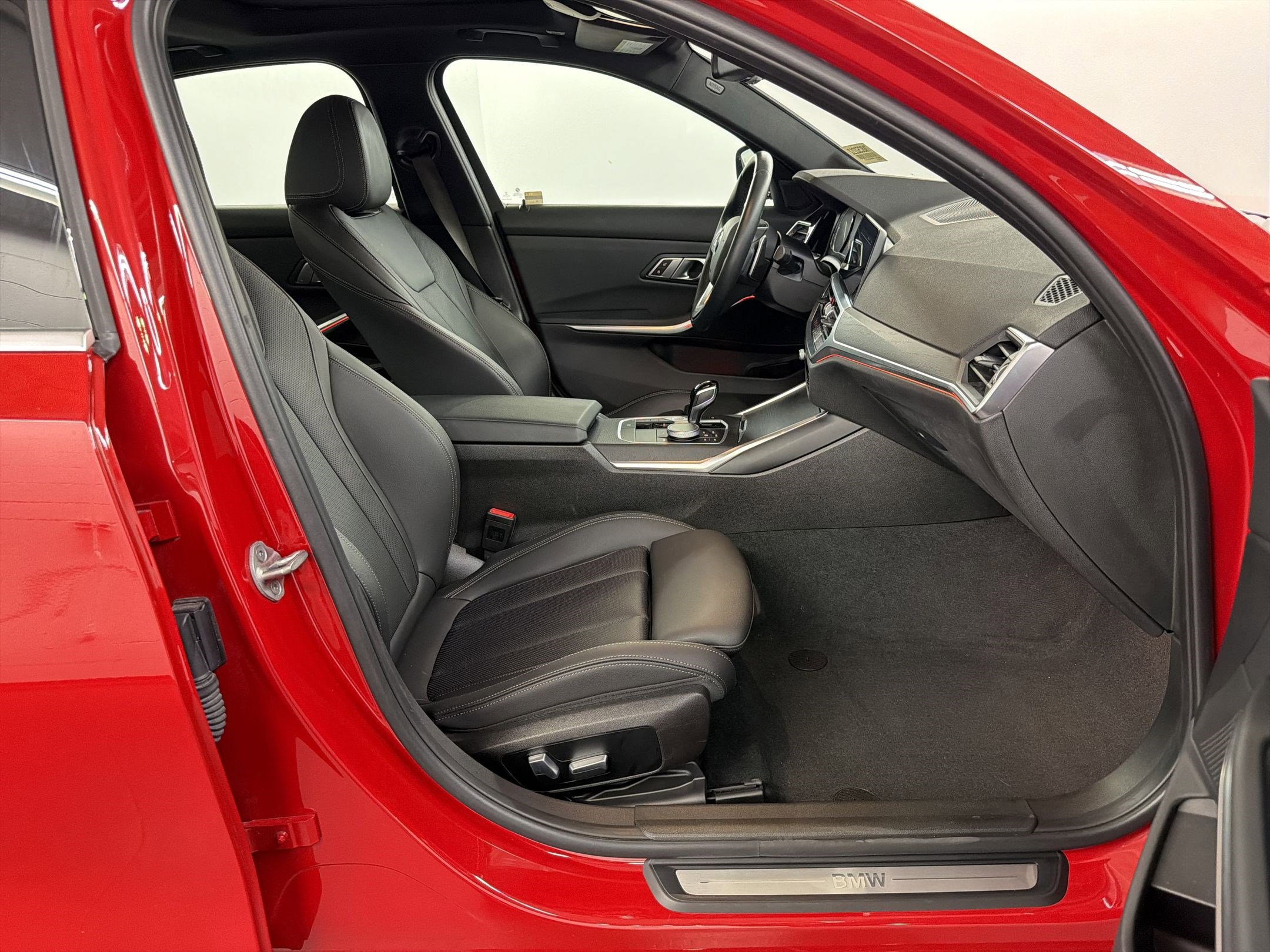 Used 2022 BMW 330i Sedan w/ Driving Assistance Package image 31