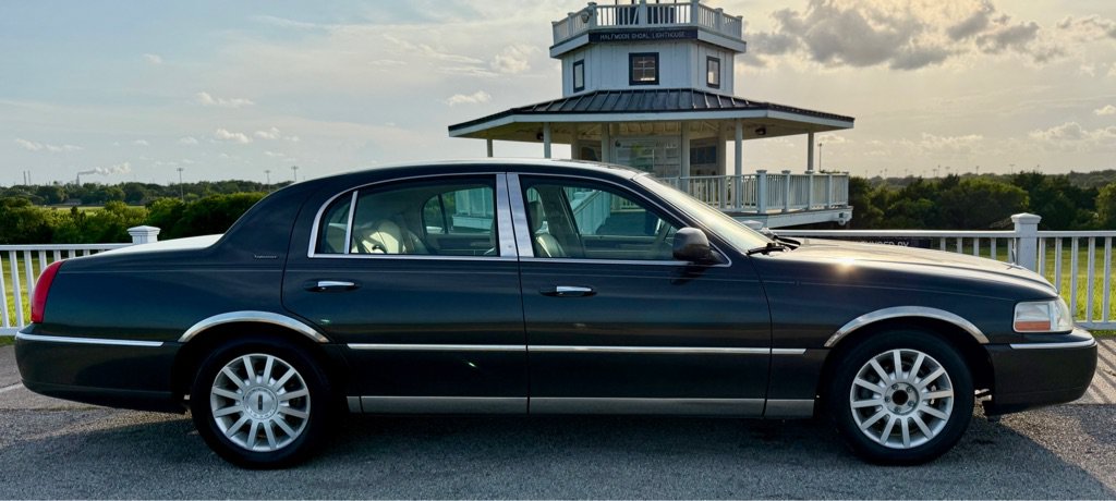 Used 2007 Lincoln Town Car Signature RWD image 4