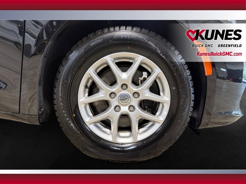 Used 2024 Chrysler Pacifica Touring-L FWD image 13