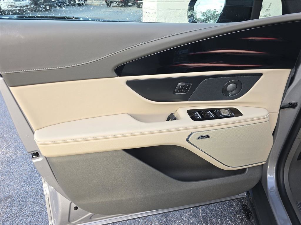 New 2025 Lincoln Nautilus Reserve image 16