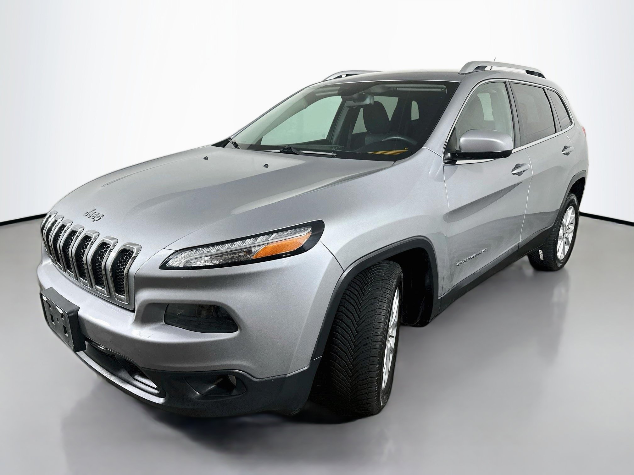 Used 2014 Jeep Cherokee Latitude w/ Cold Weather Group FWD image 3