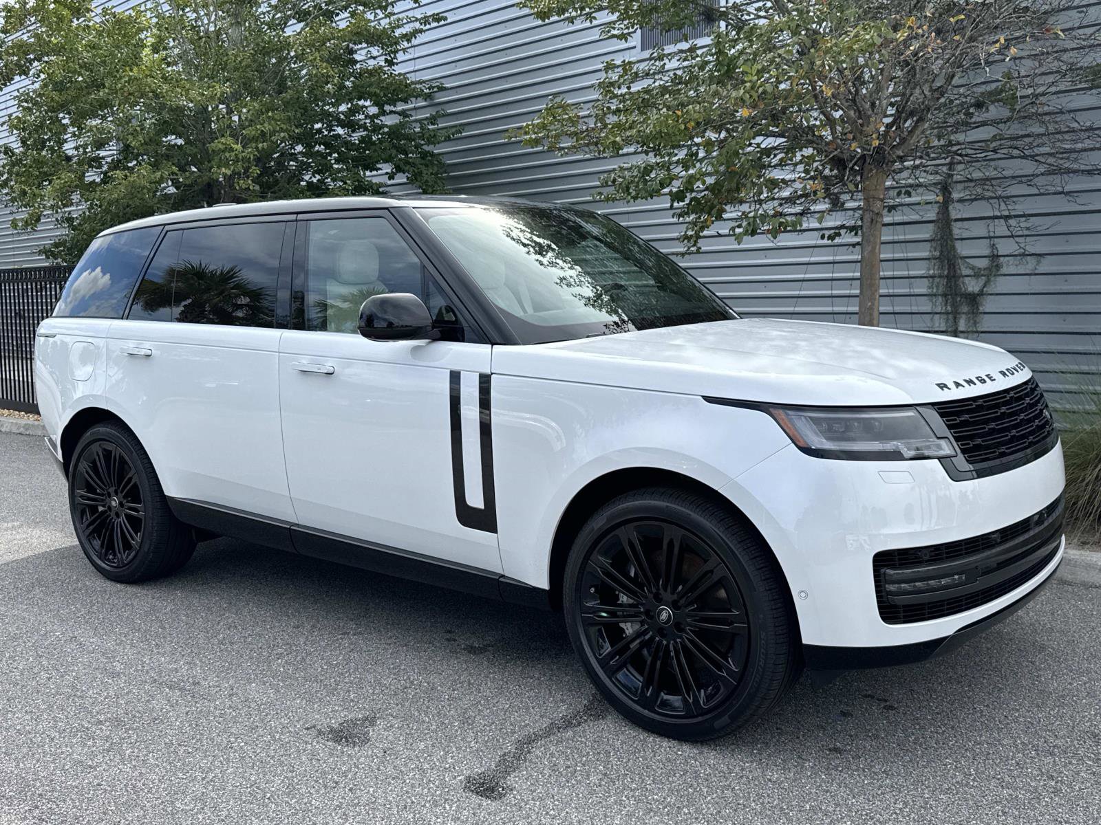 New 2025 Land Rover Range Rover Long Wheelbase SE image 4