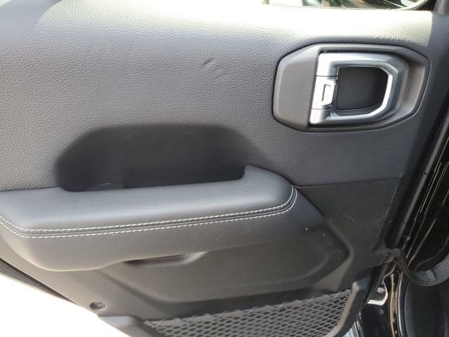 Used 2018 Jeep Wrangler Unlimited Sahara AWD/4WD image 13