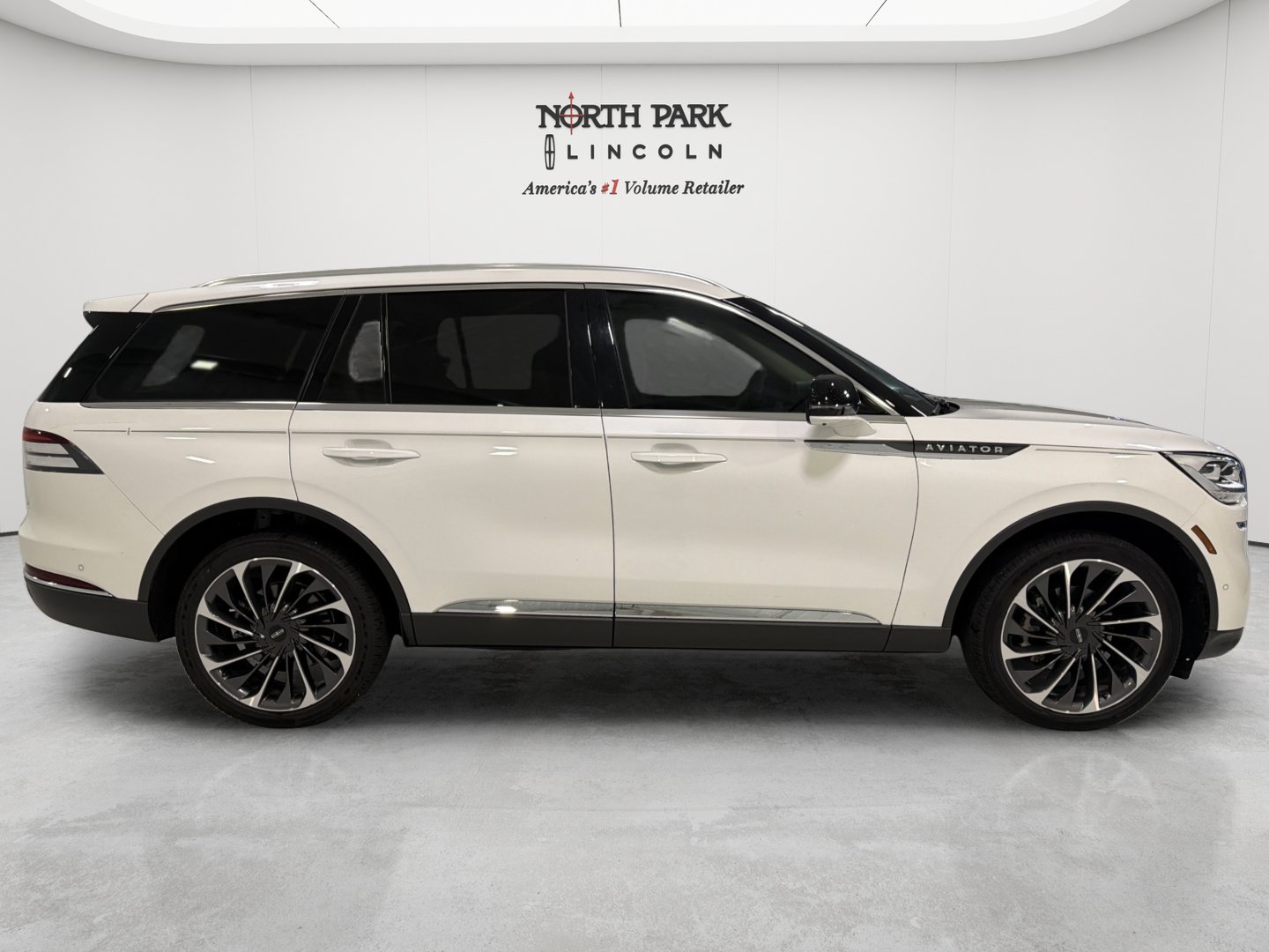 Used 2023 Lincoln Aviator Reserve w/ Equipment Group 201A AWD/4WD image 6