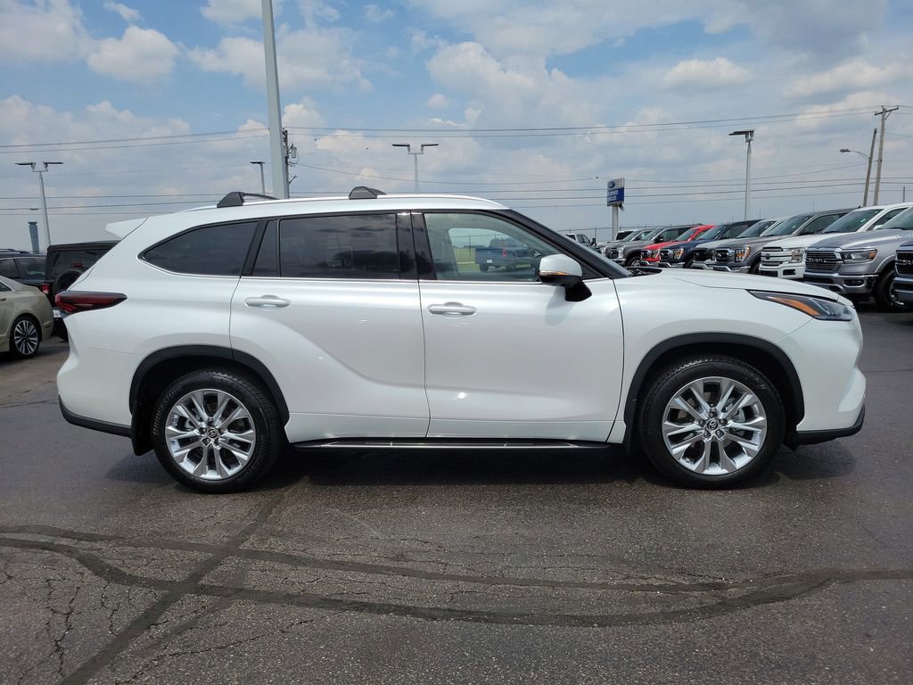 Used 2024 Toyota Highlander Limited AWD/4WD image 3
