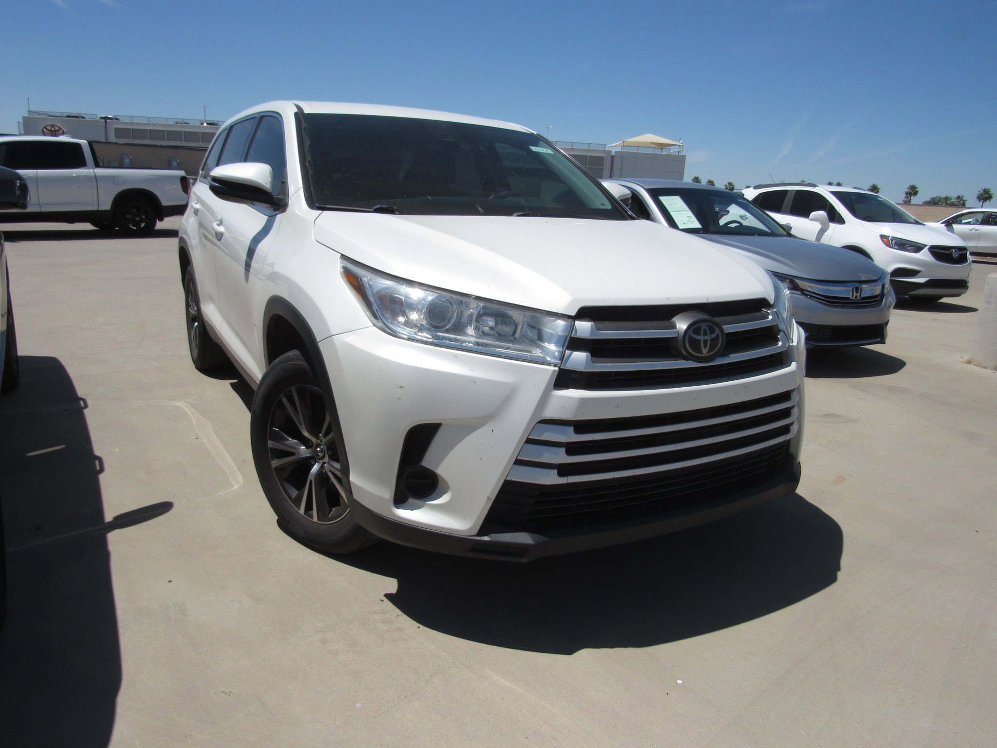 Used 2019 Toyota Highlander LE FWD image 2