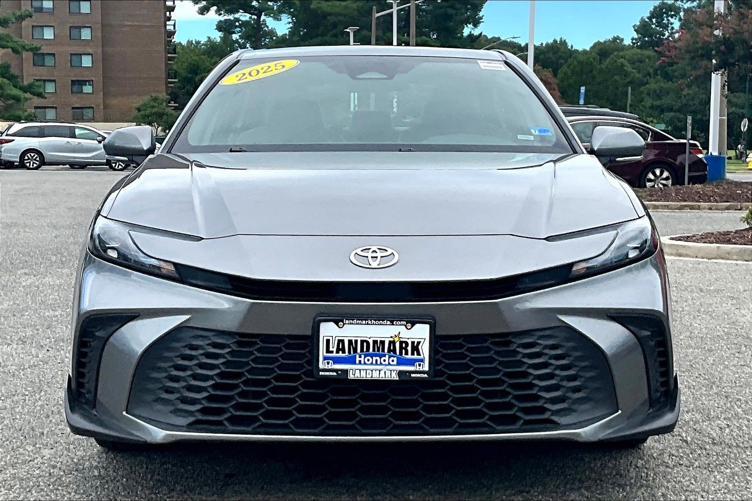 Used 2025 Toyota Camry SE FWD image 3