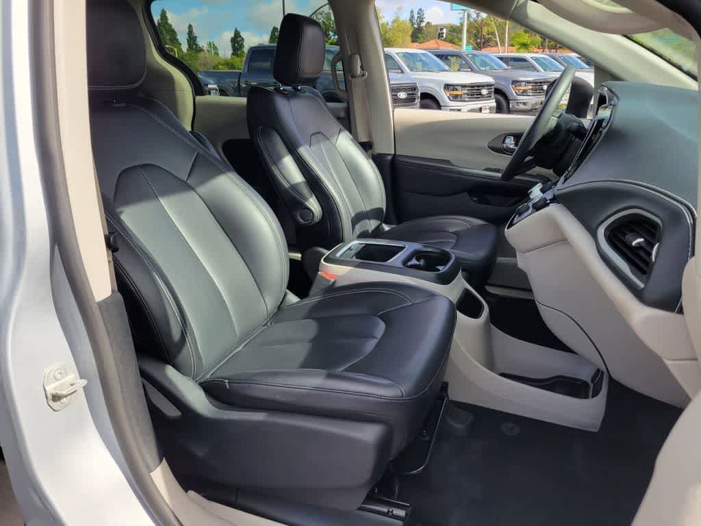 Used 2023 Chrysler Pacifica Touring-L image 18