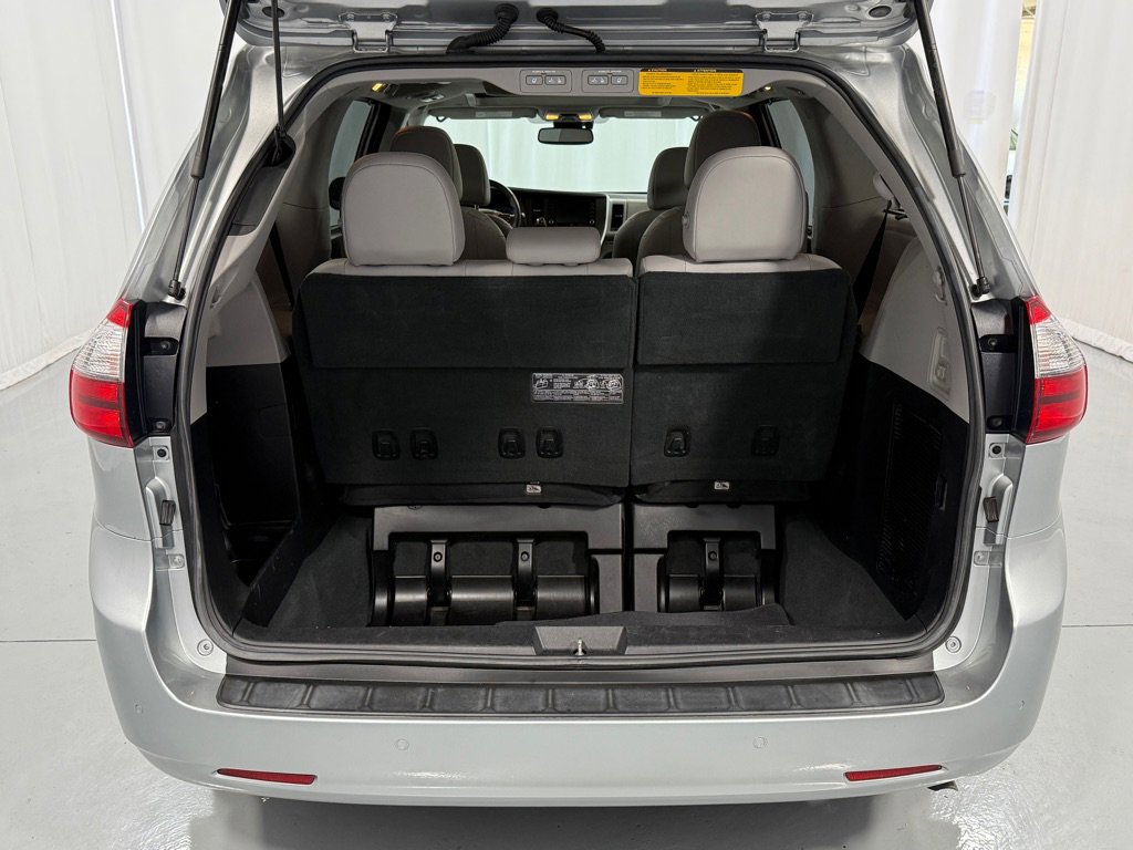 Used 2020 Toyota Sienna Limited Premium image 25