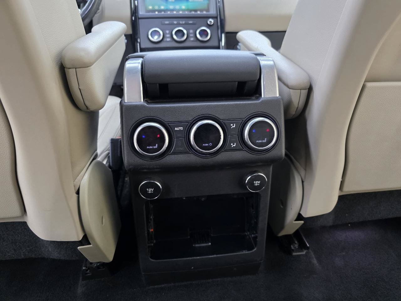 Used 2019 Land Rover Discovery SE AWD/4WD image 29