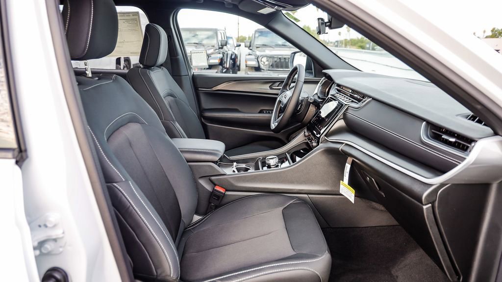 New 2025 Jeep Grand Cherokee Laredo X w/ Luxury Tech Group I image 18