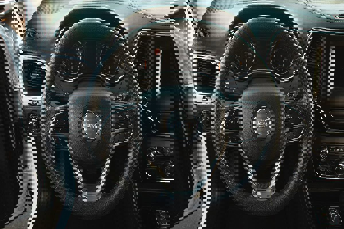 Used 2019 Jeep Cherokee Latitude w/ Popular Appearance Group image 11