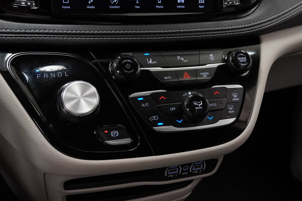 Used 2024 Chrysler Pacifica Limited FWD image 35