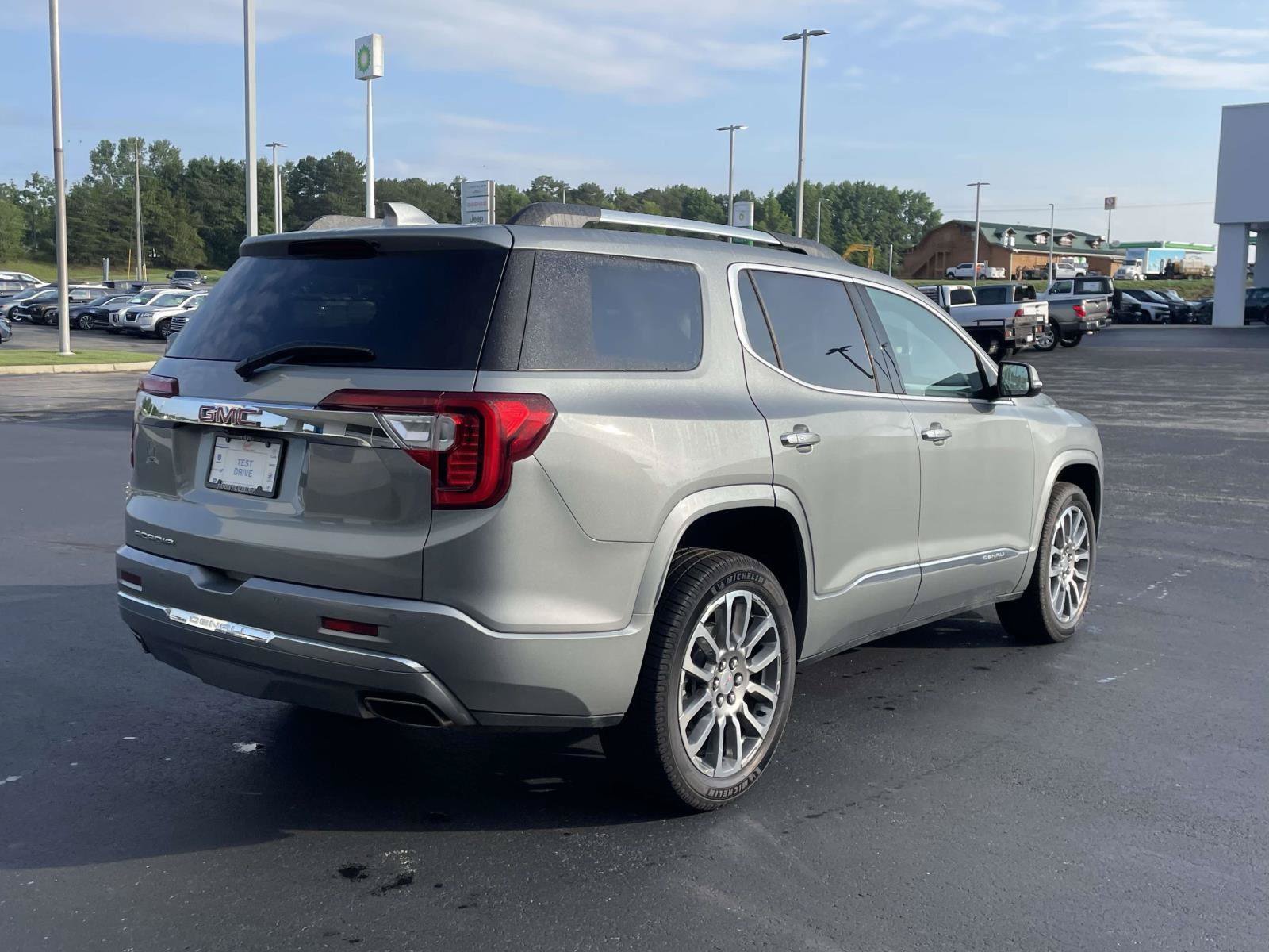 Used 2023 GMC Acadia Denali w/ Denali Technology Package FWD image 3