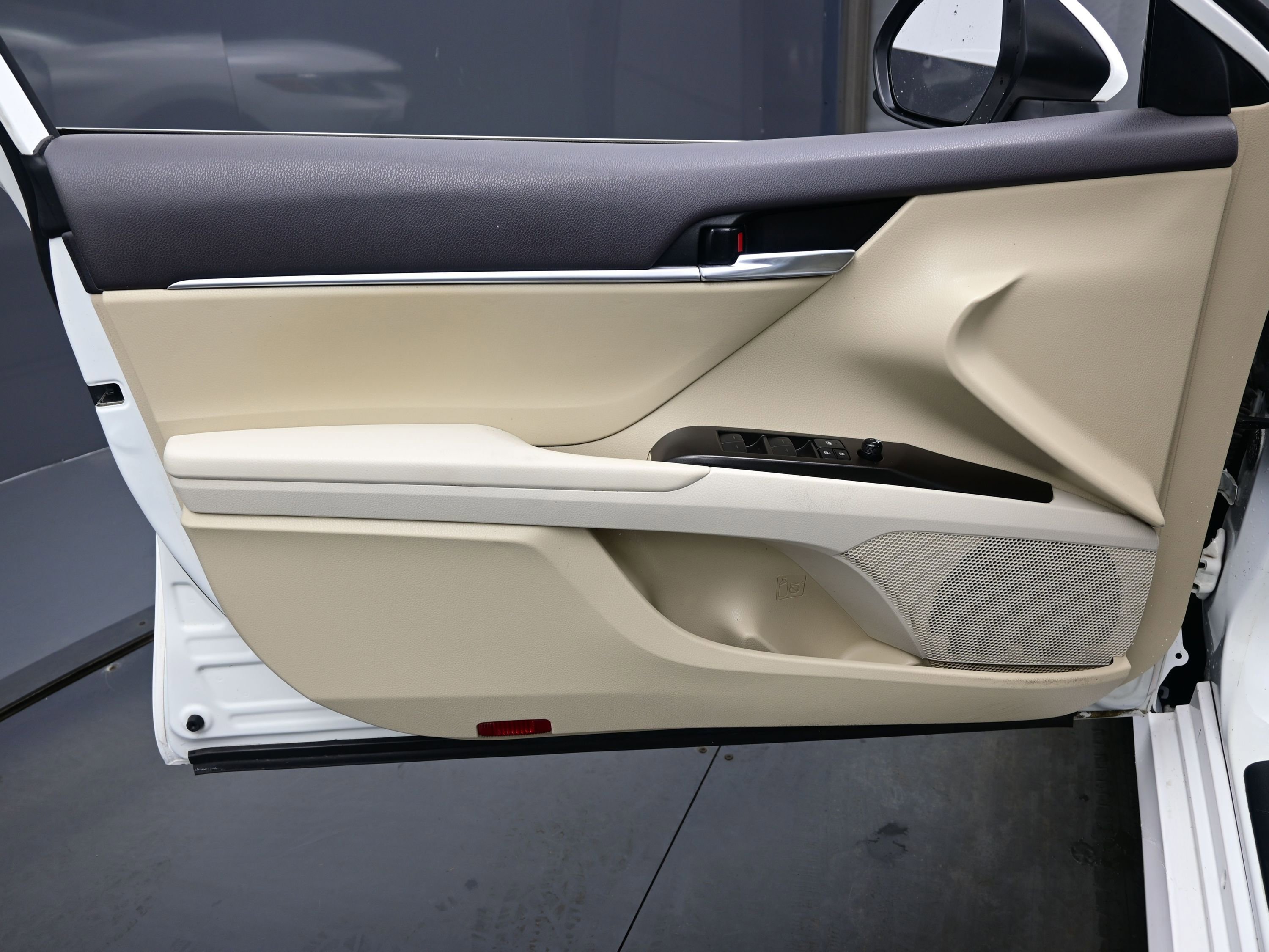 Used 2022 Toyota Camry LE image 9