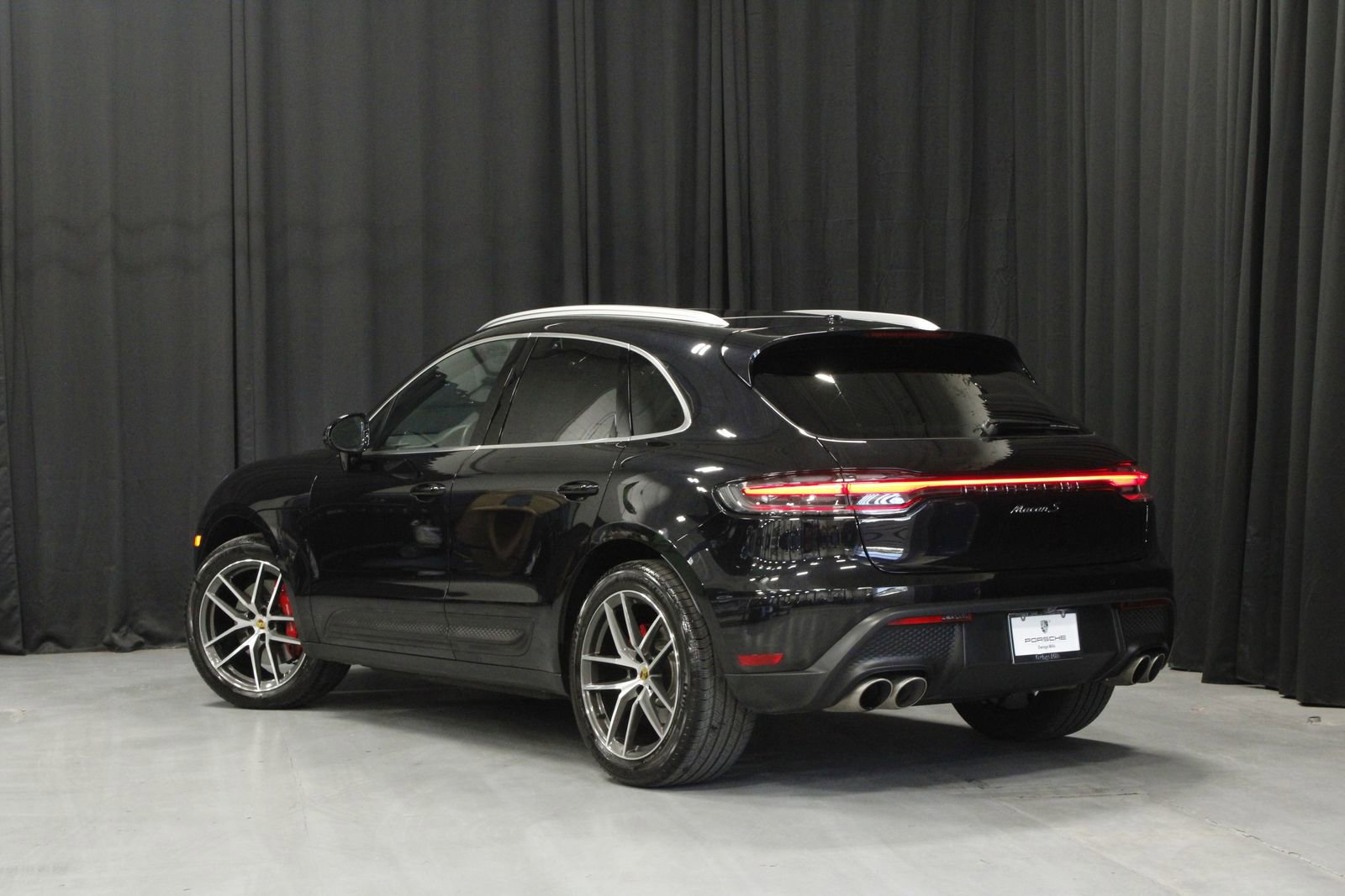 Certified 2025 Porsche Macan S AWD/4WD image 3