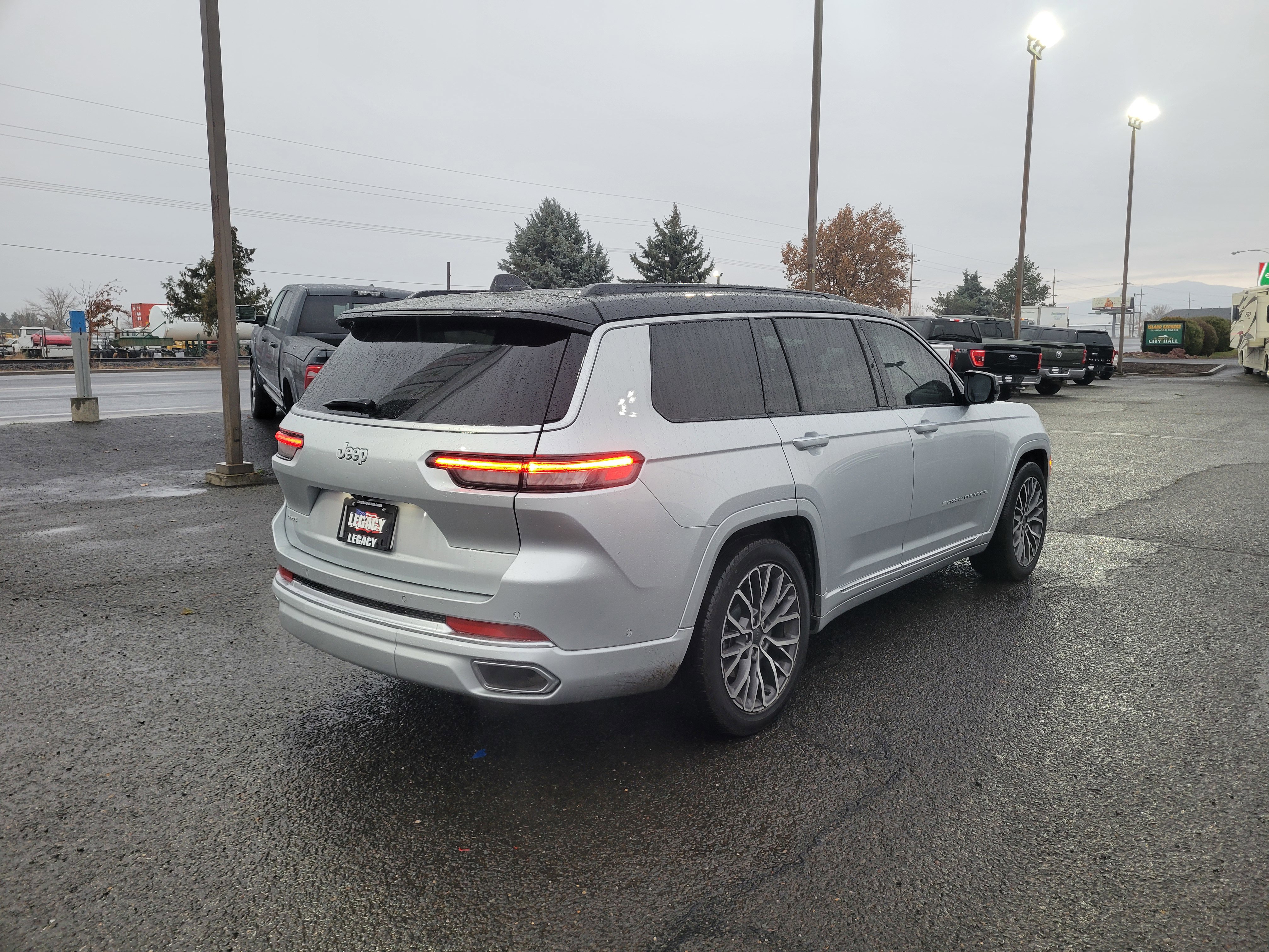 Used 2024 Jeep Grand Cherokee L Summit image 3