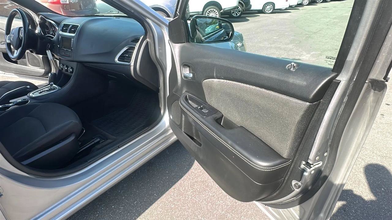 Used 2013 Dodge Avenger SXT FWD image 34