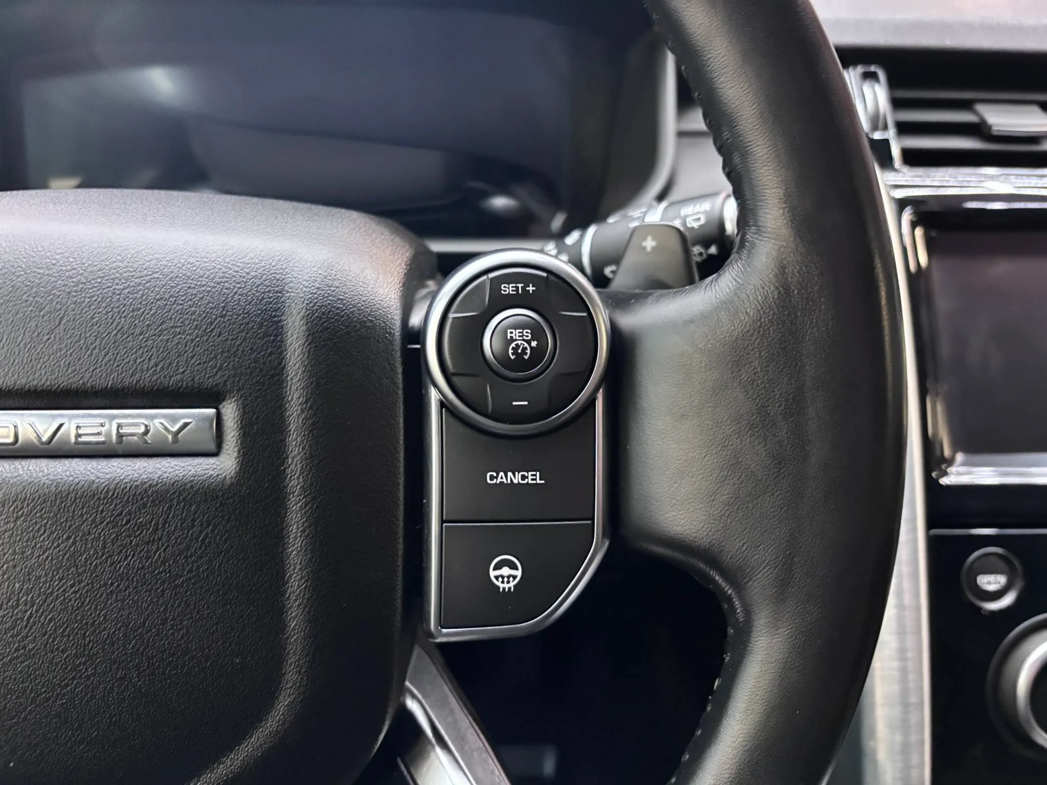 Used 2018 Land Rover Discovery HSE AWD/4WD image 15