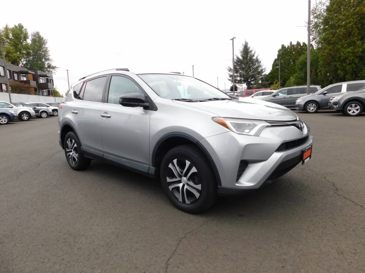 Used 2016 Toyota RAV4 LE AWD/4WD image 1