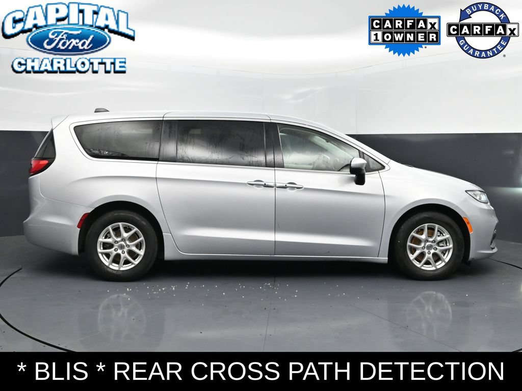 Used 2023 Chrysler Pacifica Touring-L FWD image 8