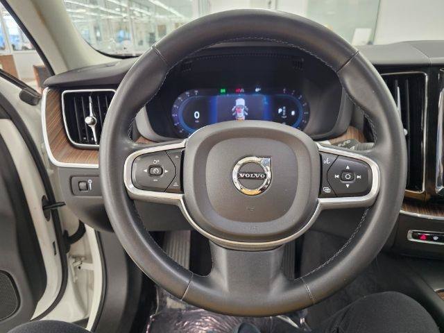 Used 2022 Volvo XC60 B5 Momentum w/ Climate Package AWD/4WD image 10