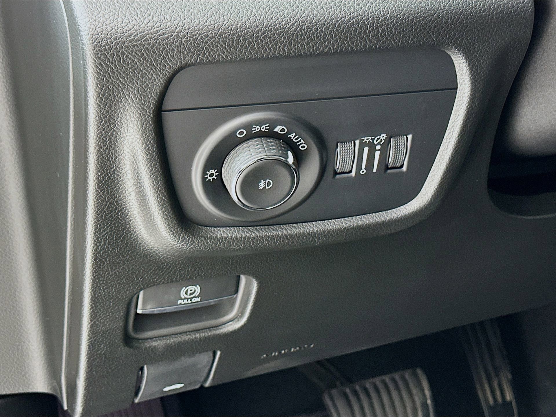 Used 2024 Jeep Grand Cherokee Limited w/ Luxury Tech Group II AWD/4WD image 11