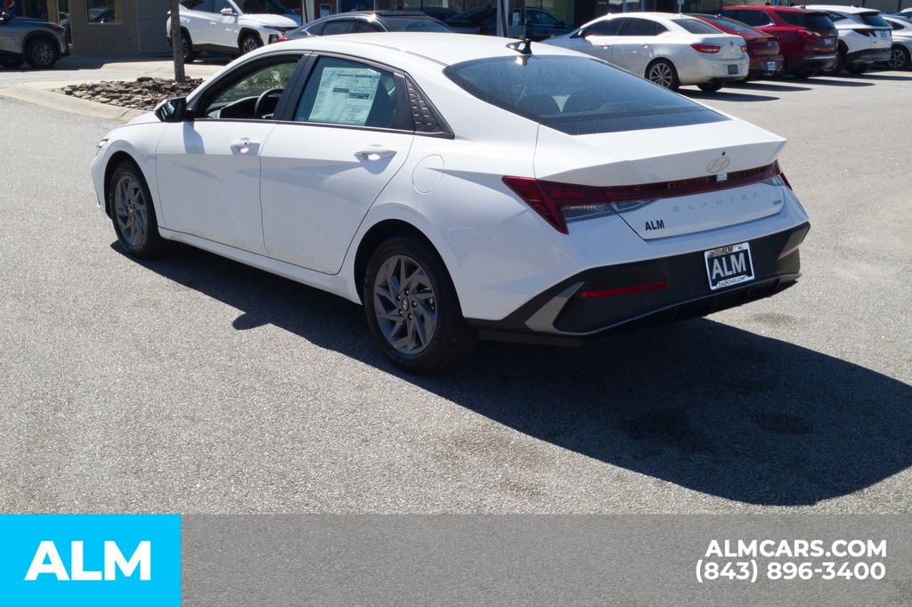 Used 2025 Hyundai Elantra Blue image 8