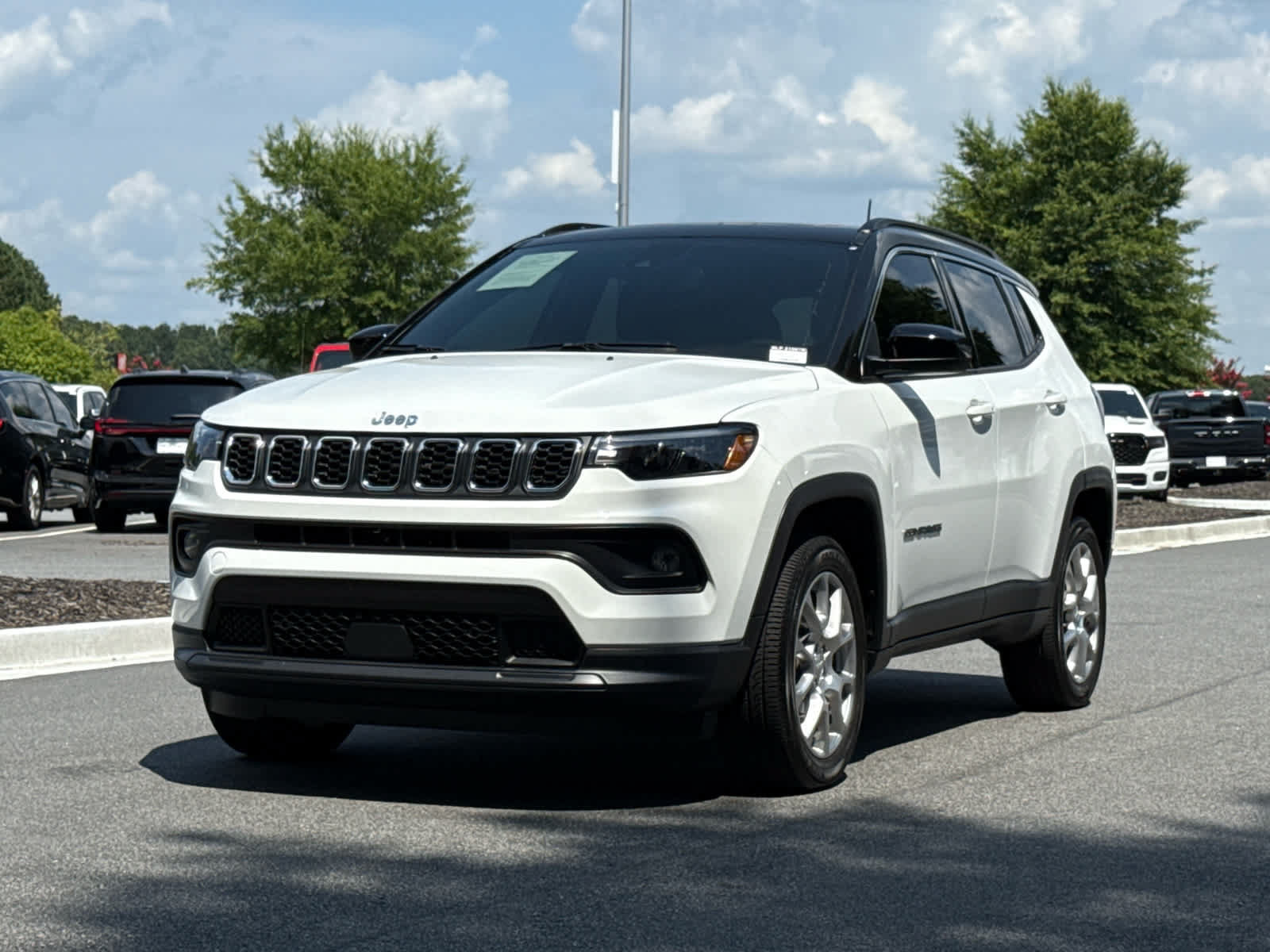 Used 2024 Jeep Compass Latitude w/ Sun and Sound Group AWD/4WD image 1
