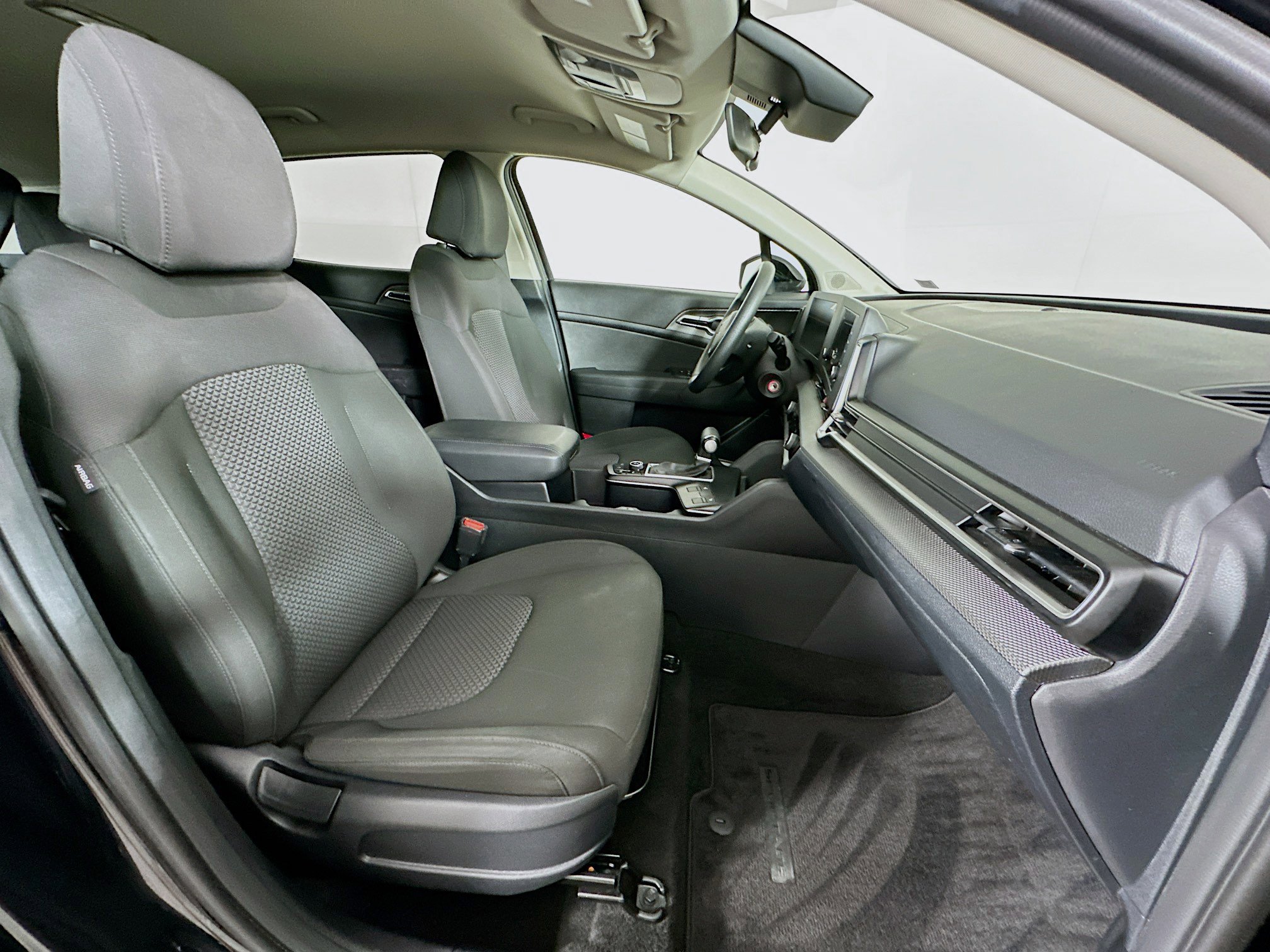 Used 2025 Kia Sportage LX image 28