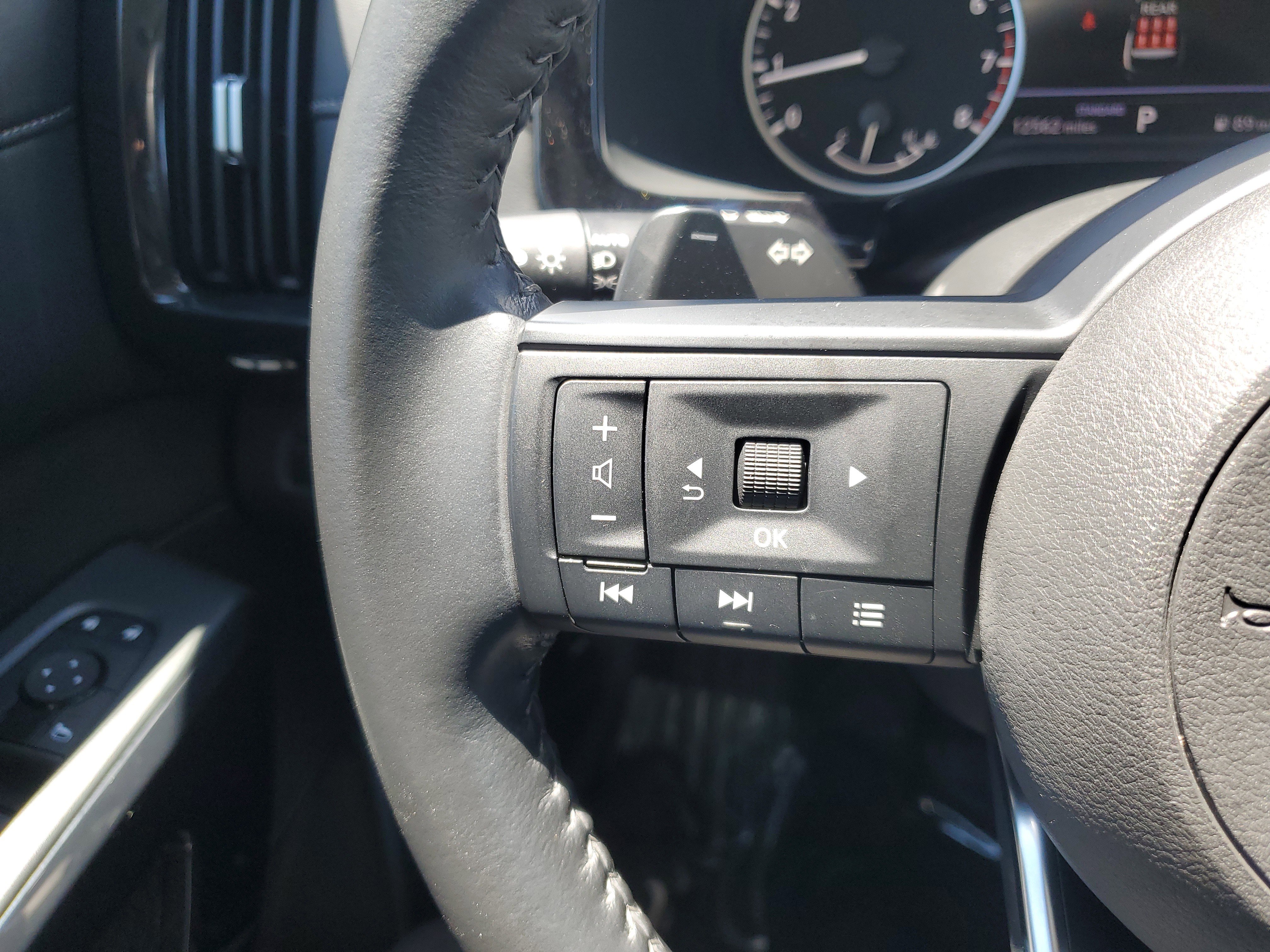 Used 2024 Nissan Pathfinder SV image 19