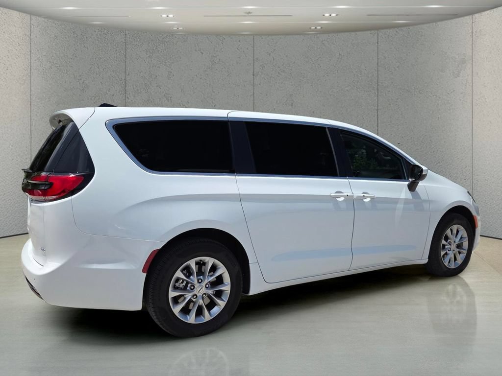Used 2023 Chrysler Pacifica Touring-L AWD/4WD image 3