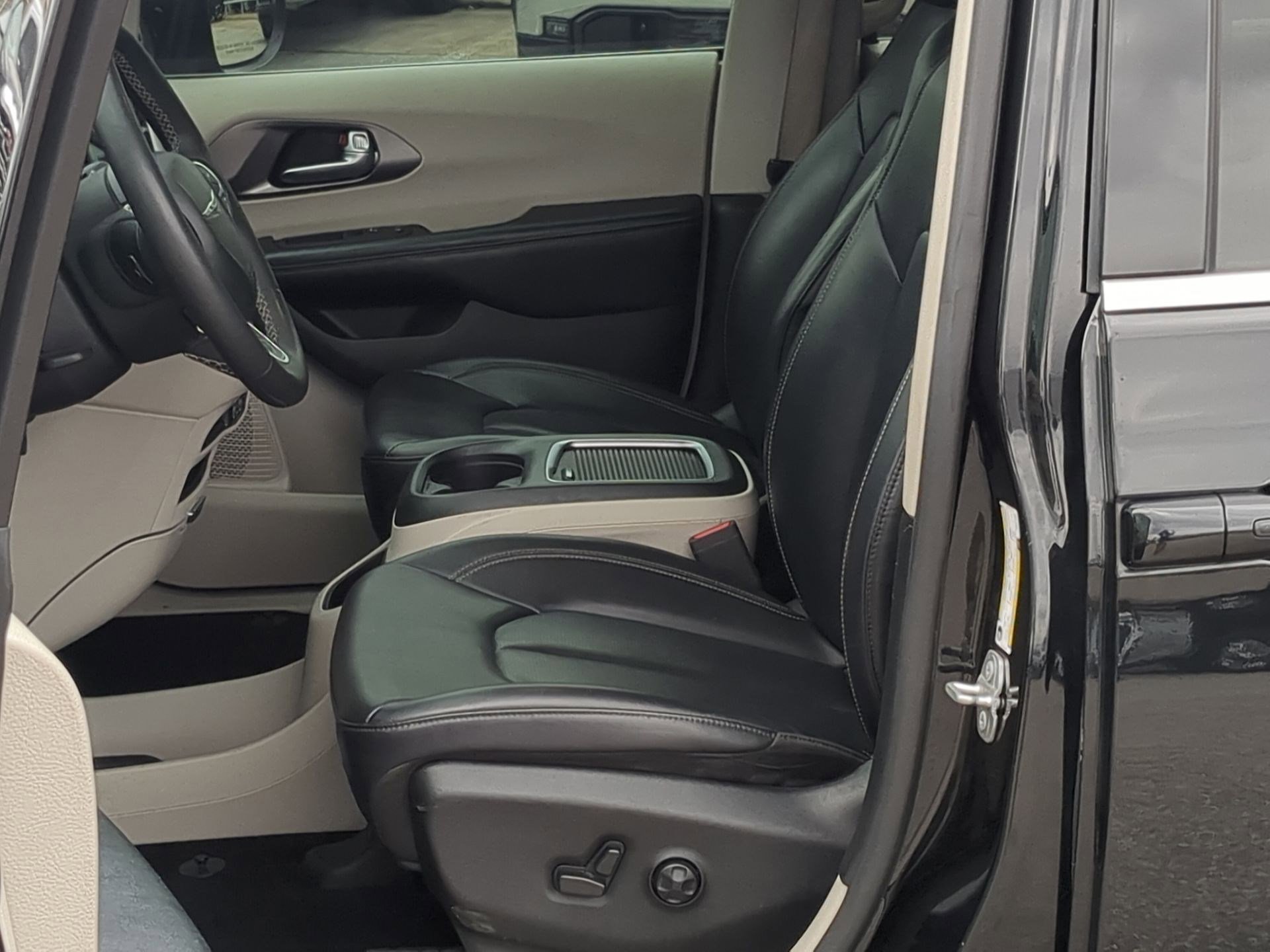 Used 2023 Chrysler Pacifica Touring-L image 11