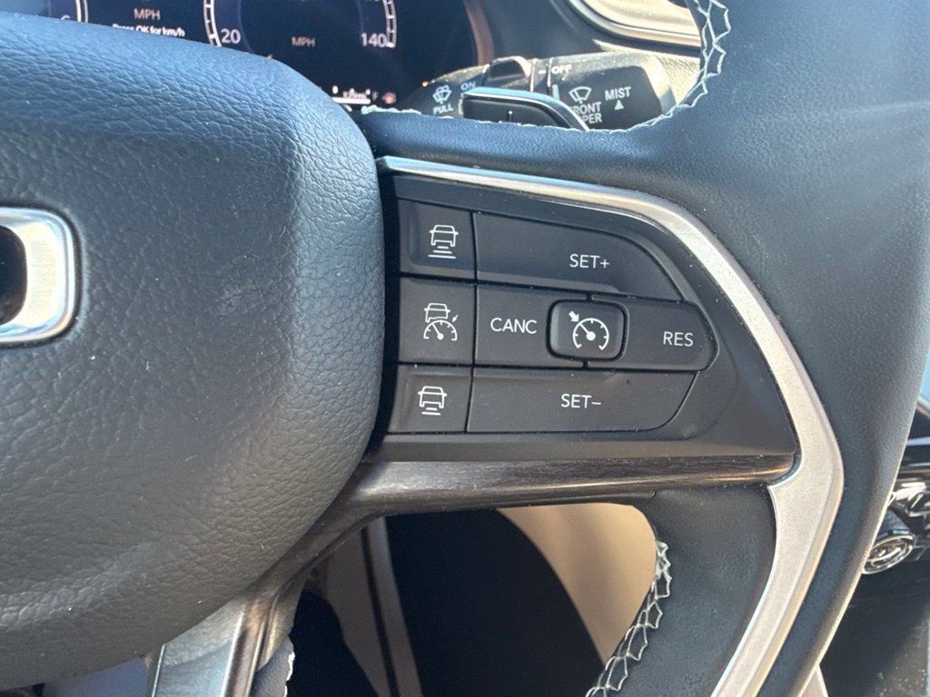 Used 2025 Jeep Grand Cherokee Limited AWD/4WD image 23