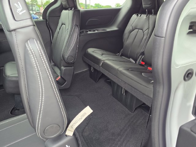 New 2027 Chrysler Pacifica LX FWD image 33
