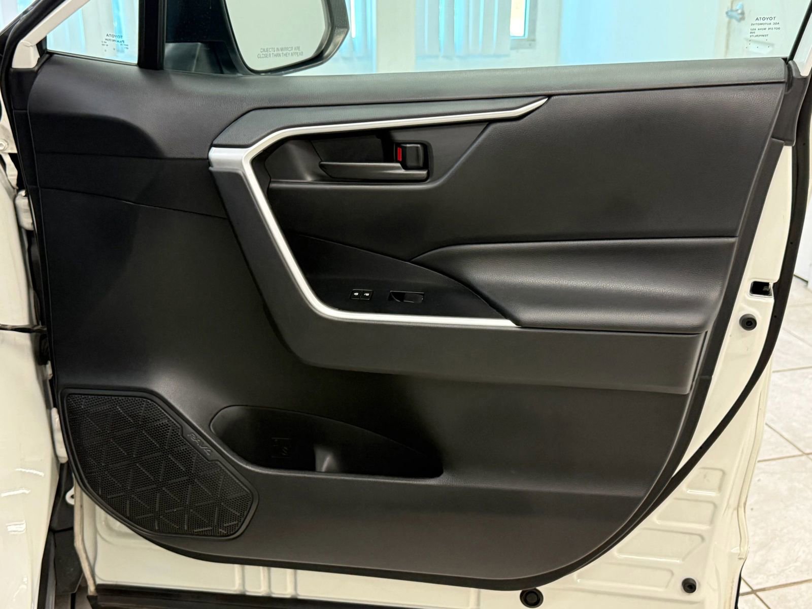 Used 2019 Toyota RAV4 LE w/ Carpet Mat Package AWD/4WD image 23