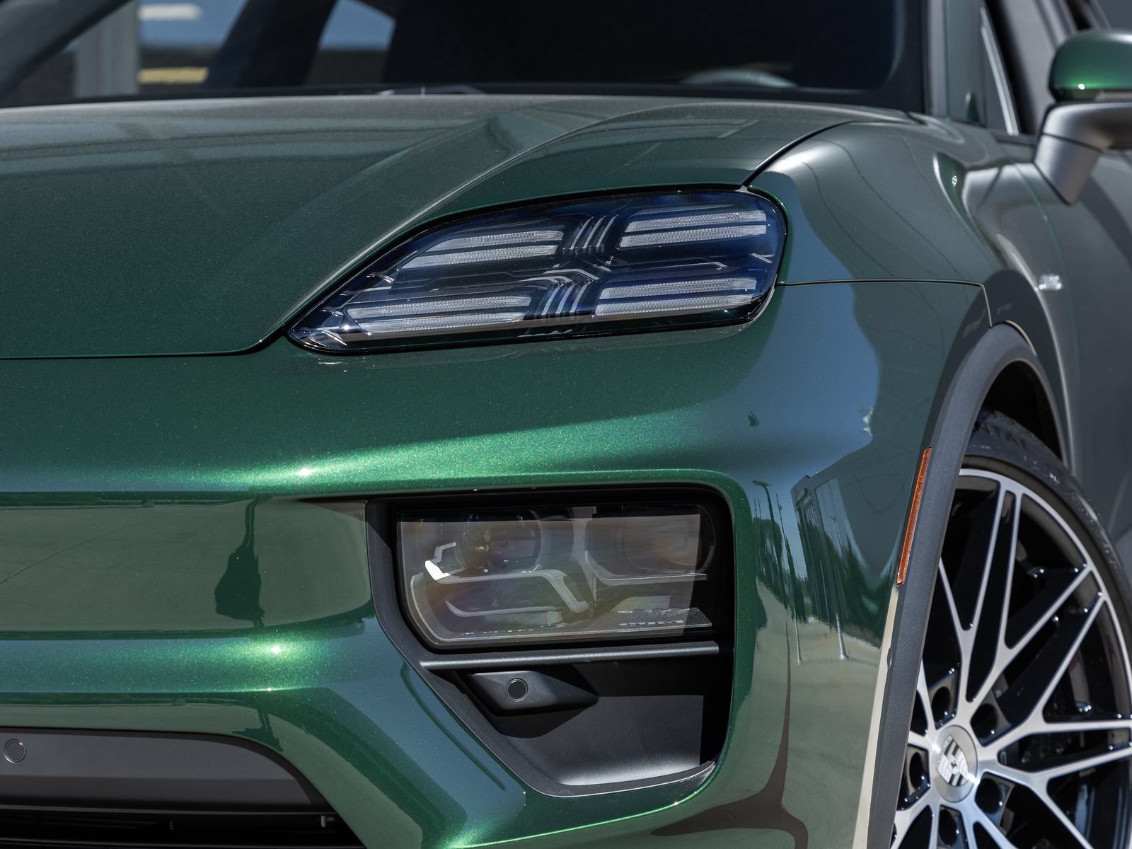Certified 2025 Porsche Macan Electric RWD image 18