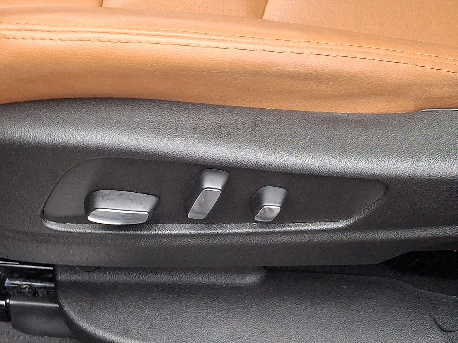 Certified 2025 Cadillac XT5 Premium Luxury w/ LPO, Floor Liner Package image 17