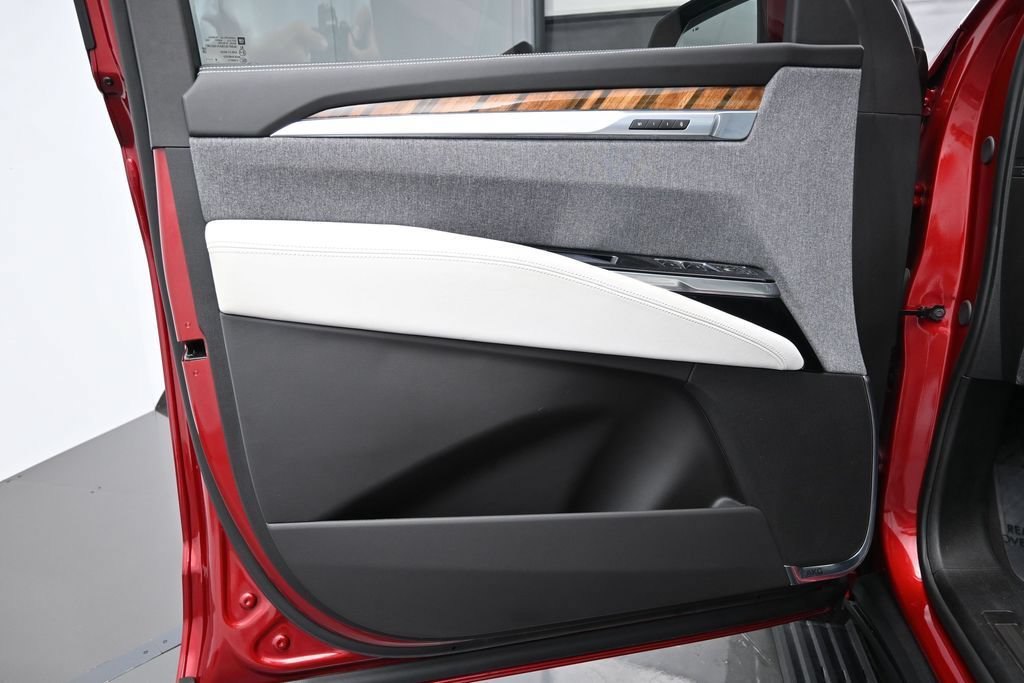 Used 2025 Cadillac Escalade ESV Sport Platinum w/ LPO, Floor Liner Package AWD/4WD image 9