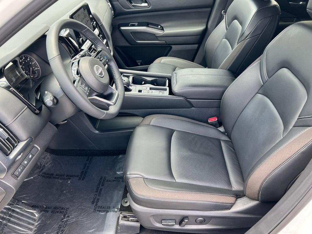 Used 2024 Nissan Pathfinder SL FWD image 9