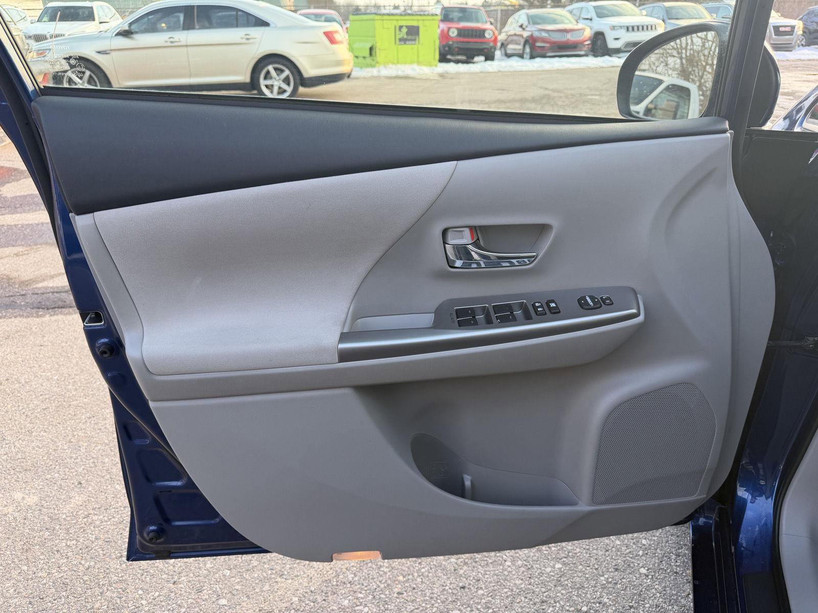 Used 2017 Toyota Prius V Three w/ Carpet Mat Package image 9